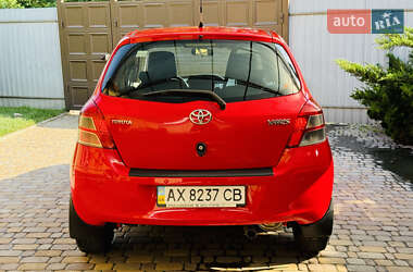 Хэтчбек Toyota Yaris 2011 в 