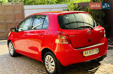 Хэтчбек Toyota Yaris 2011 в 