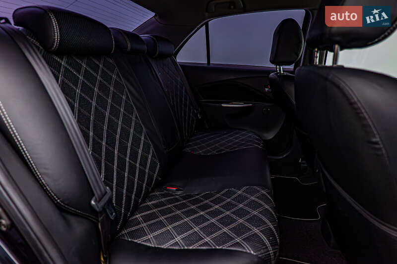 Седан Toyota Yaris 2007 в Києві