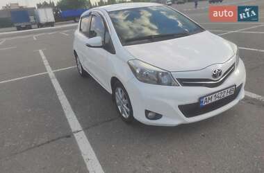 Хэтчбек Toyota Yaris 2013 в 
