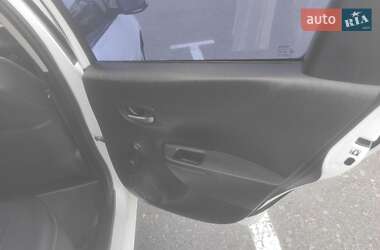 Хэтчбек Toyota Yaris 2013 в 