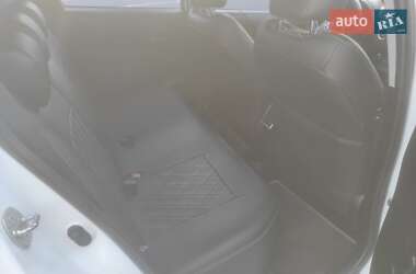 Хэтчбек Toyota Yaris 2013 в 