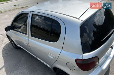 Хэтчбек Toyota Yaris 2001 в 