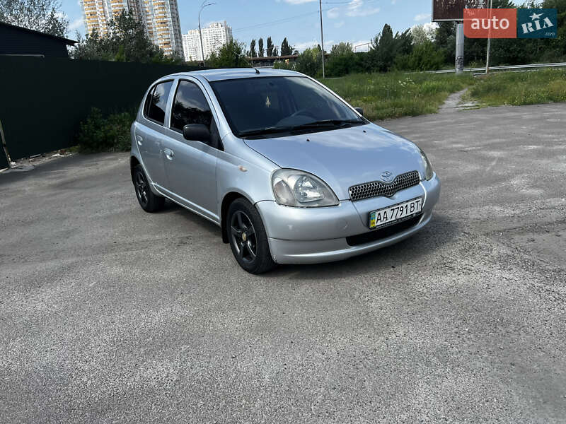 Хэтчбек Toyota Yaris 2001 в 