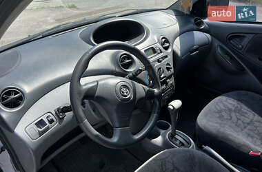 Хэтчбек Toyota Yaris 2001 в 