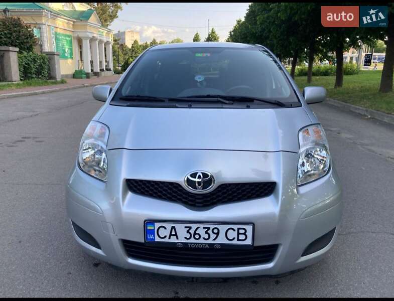 Хэтчбек Toyota Yaris 2011 в 