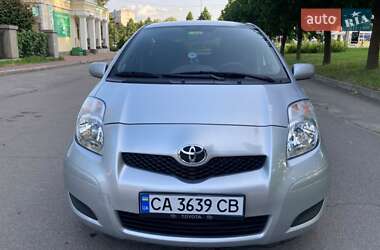 Хэтчбек Toyota Yaris 2011 в 