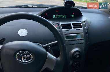 Хэтчбек Toyota Yaris 2011 в 