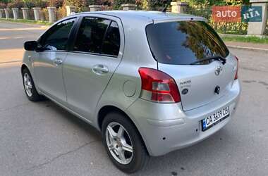 Хэтчбек Toyota Yaris 2011 в 