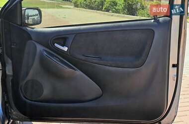 Хэтчбек Toyota Yaris 2004 в 