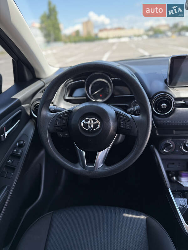 Седан Toyota Yaris 2017 в Полтаве