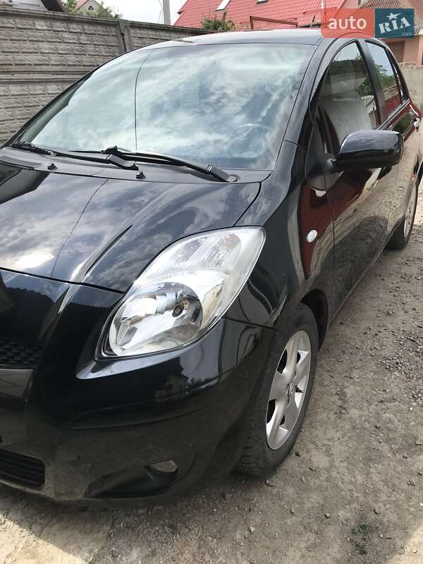 Хэтчбек Toyota Yaris 2011 в Умани