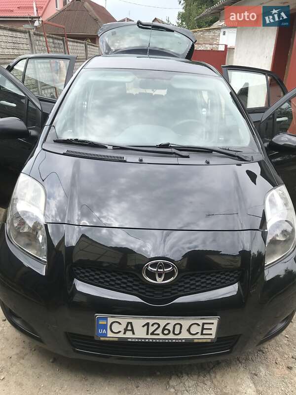 Хэтчбек Toyota Yaris 2011 в Умани