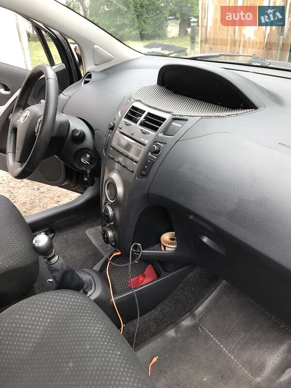 Хэтчбек Toyota Yaris 2011 в Умани