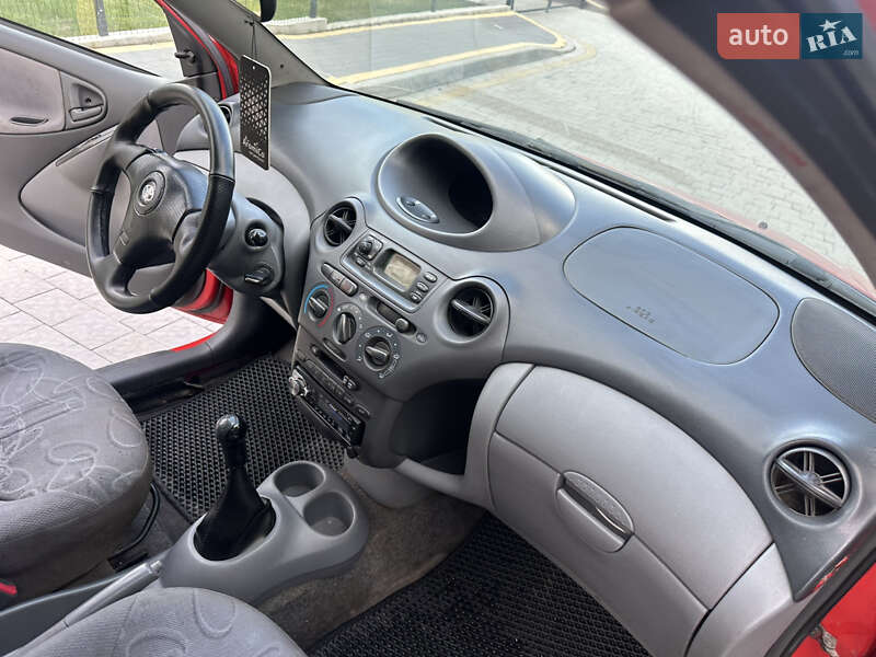 Хэтчбек Toyota Yaris 2000 в Львове