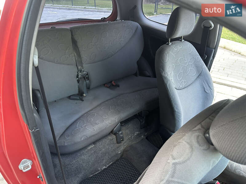 Хэтчбек Toyota Yaris 2000 в Львове