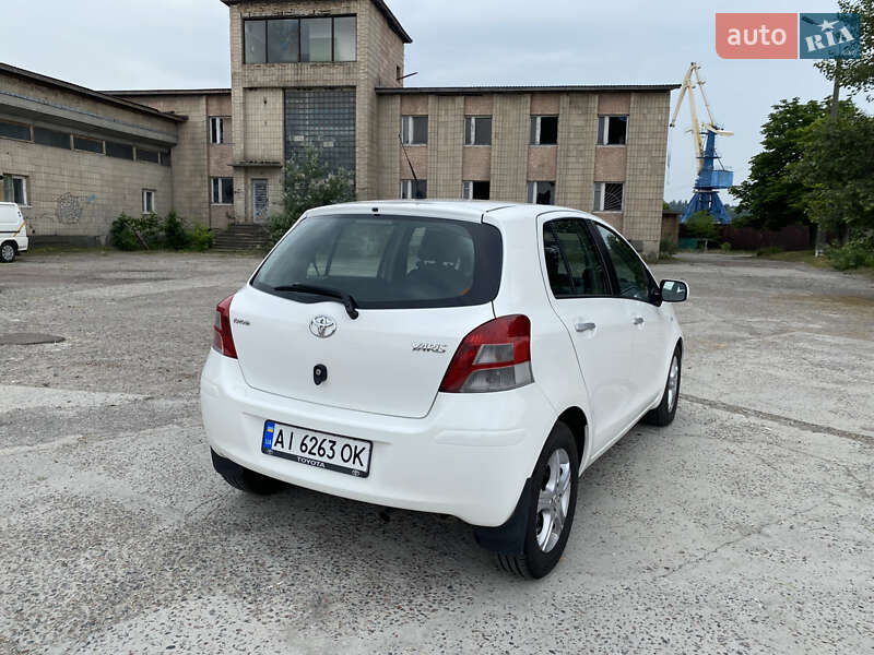 Седан Toyota Yaris 2010 в Обухове