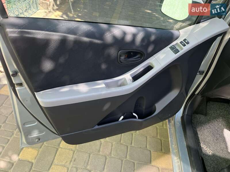 Хэтчбек Toyota Yaris 2006 в Стрые