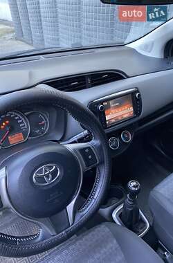 Хэтчбек Toyota Yaris 2016 в 