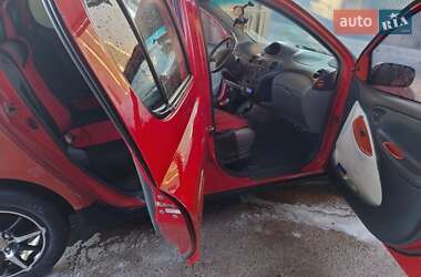 Хэтчбек Toyota Yaris 1999 в 