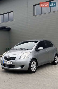 Хэтчбек Toyota Yaris 2006 в Сарнах
