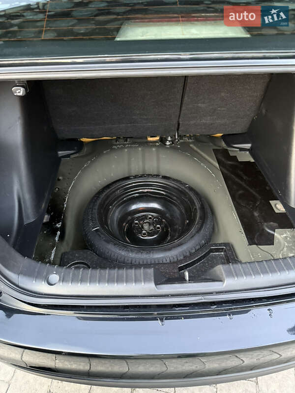 Седан Toyota Yaris 2015 в Ивано-Франковске