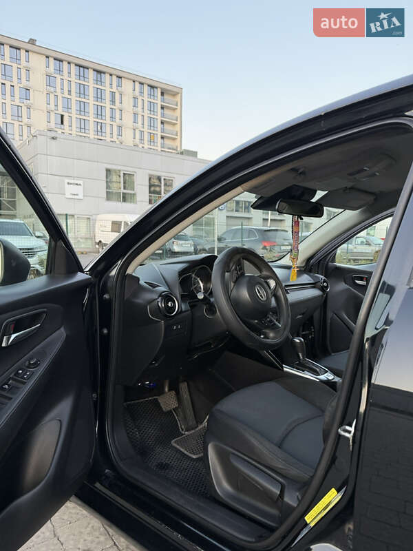 Седан Toyota Yaris 2015 в Ивано-Франковске