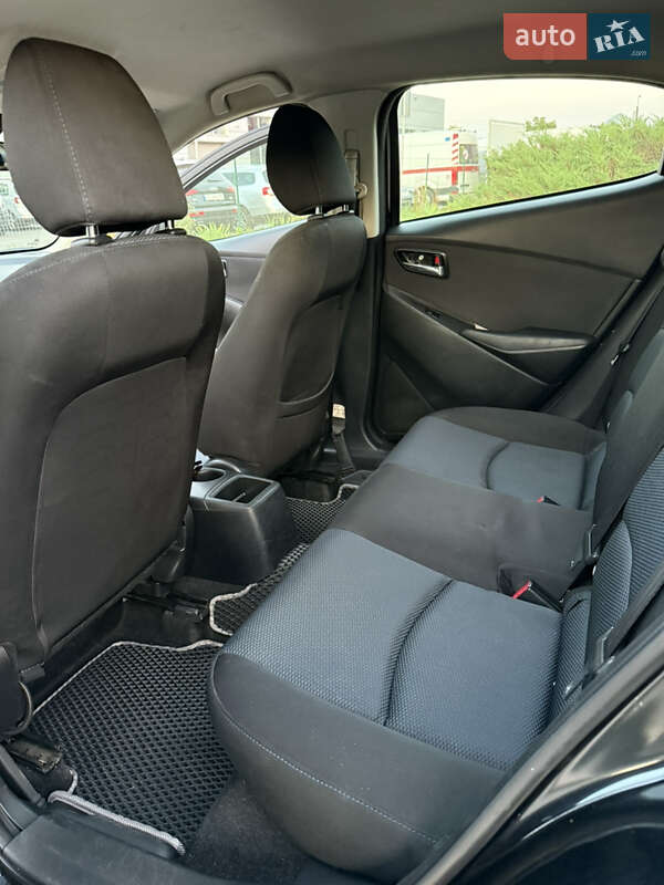 Седан Toyota Yaris 2015 в Ивано-Франковске