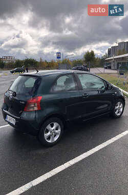Хэтчбек Toyota Yaris 2006 в 