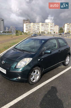 Хэтчбек Toyota Yaris 2006 в 