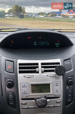 Хэтчбек Toyota Yaris 2006 в 