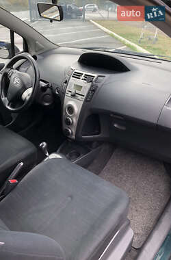 Хэтчбек Toyota Yaris 2006 в 