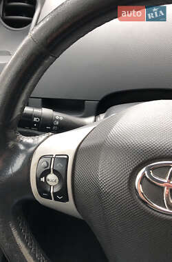 Хэтчбек Toyota Yaris 2006 в 