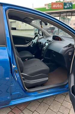 Хэтчбек Toyota Yaris 2011 в 