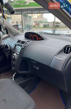 Хэтчбек Toyota Yaris 2011 в 