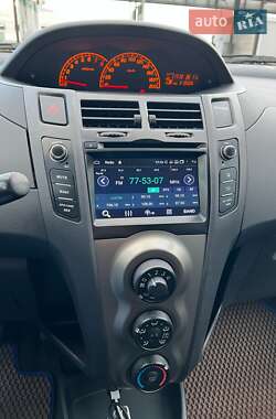 Хэтчбек Toyota Yaris 2011 в 