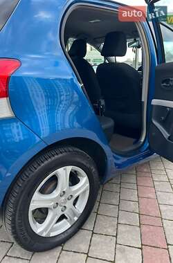 Хэтчбек Toyota Yaris 2011 в 