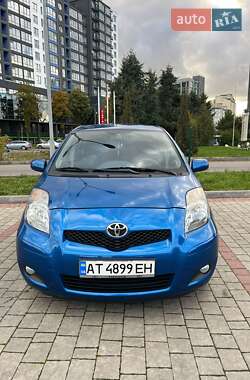 Хэтчбек Toyota Yaris 2011 в 