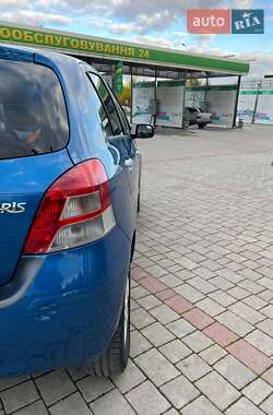 Хэтчбек Toyota Yaris 2011 в 