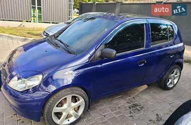 Хэтчбек Toyota Yaris 1999 в 
