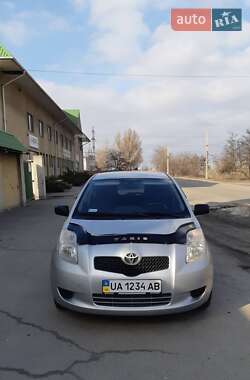 Хетчбек Toyota Yaris 2006 в Новомосковську