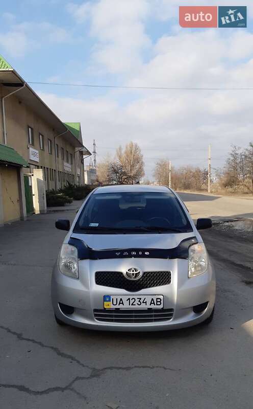 Хетчбек Toyota Yaris 2006 в Новомосковську фото Хетчбек Toyota Yaris 2006 в Новомосковську