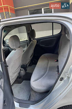 Хэтчбек Toyota Yaris 2000 в  фото 7 Хэтчбек Toyota Yaris 2000 в