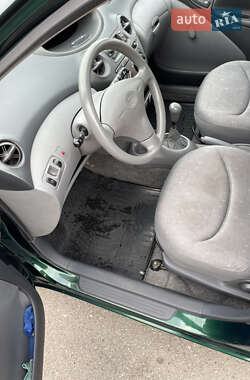 Хэтчбек Toyota Yaris 1999 в 