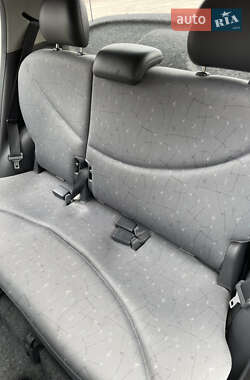 Хэтчбек Toyota Yaris 1999 в 