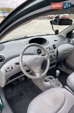 Хэтчбек Toyota Yaris 1999 в 
