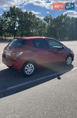 Хэтчбек Toyota Yaris 2012 в 