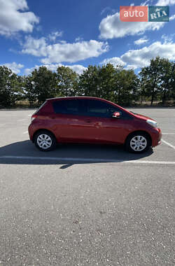 Хэтчбек Toyota Yaris 2012 в 