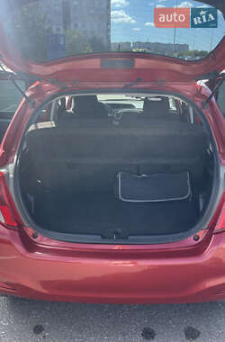 Хэтчбек Toyota Yaris 2012 в 