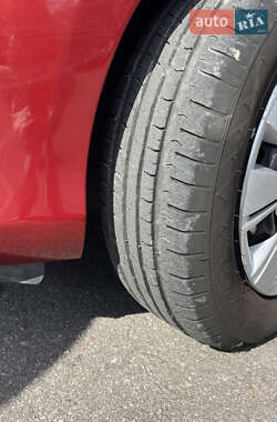 Хэтчбек Toyota Yaris 2012 в 